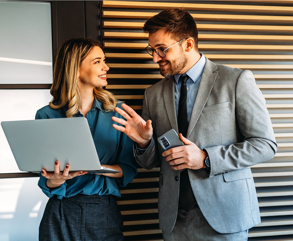 Team überprüft gemeinsam Rechnungen